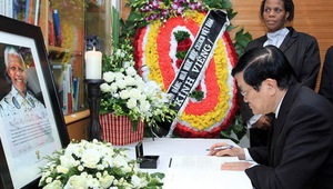 Chủ tịch nước Trương Tấn Sang viếng cựu Tổng thống Nam Phi Nelson Mandela